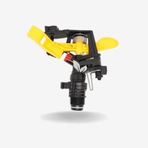 El aspersor de impulso plástico con conexión de rosca macho de 1/2” es una solución versátil y eficiente para sistemas de riego en huertas, cultivos y jardines.