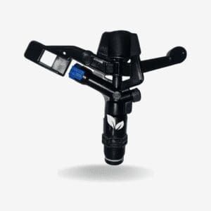El Aspersor Plastico Macho de 3/4" Dos Salidas con Boquillas Plasticas sin Pesa en Brazo de Alcance, es una solución ideal para sistemas de riego eficientes y versátiles en huertas, jardines y áreas agrícolas.