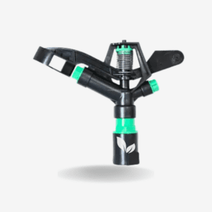 El Aspersor Plástico con Rosca Macho de 1” y Dos Salidas es una excelente opción para sistemas de riego en huertas, cultivos y áreas verdes de gran extensión.