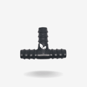 Conector Plástico en T de 12 MM es un accesorio esencial para la instalación y derivación de líneas en sistemas de riego por goteo, microaspersión o aspersión.