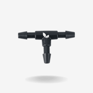 Micro Tee de 5 mm es un accesorio fundamental para sistemas de riego por goteo y microaspersión, diseñado específicamente para dividir el flujo de agua en microtubos