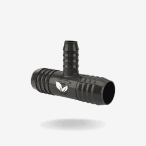 La Tee de Polietileno 32 mm es un accesorio indispensable en la instalación y ampliación de sistemas de riego agrícola, residencial e industrial, permitiendo realizar derivaciones eficientes y seguras desde la tubería principal.