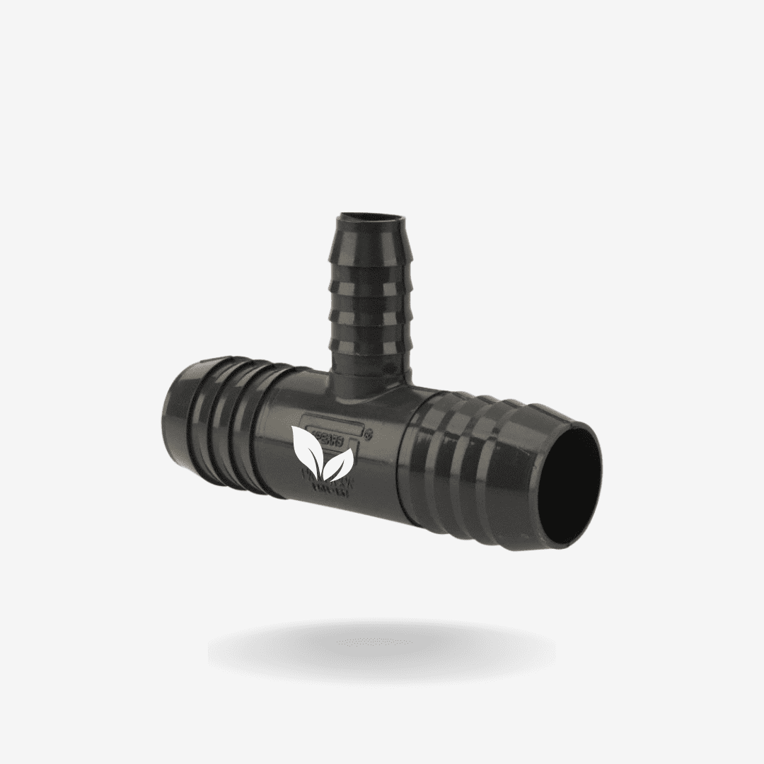 La Tee de Polietileno 32 mm es un accesorio indispensable en la instalación y ampliación de sistemas de riego agrícola, residencial e industrial, permitiendo realizar derivaciones eficientes y seguras desde la tubería principal.