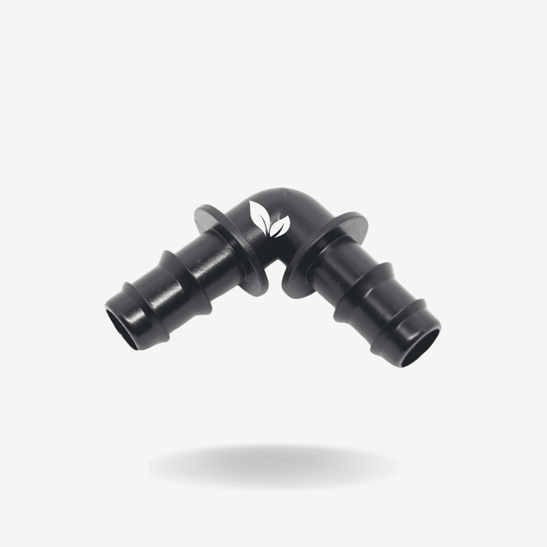 Codo Plástico de 12 mm es un accesorio práctico y confiable, diseñado para realizar giros de 90° en sistemas de riego por goteo, microaspersión o aspersión.