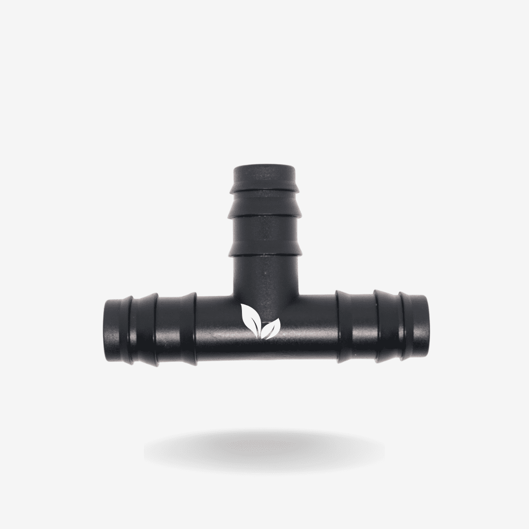 Conector Plástico en T de 16 mm es un accesorio esencial para dividir o extender líneas en sistemas de riego por goteo de manera práctica, rápida y segura.