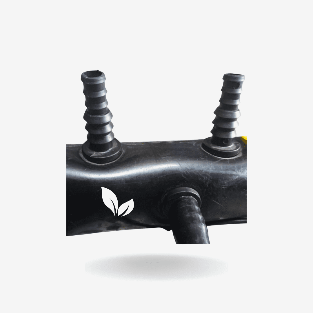 Conector Espigo 12-16 mm es un accesorio práctico y funcional, diseñado para unir mangueras de diferentes diámetros (12 mm y 16 mm) en sistemas de riego por goteo, microaspersión o aspersión.